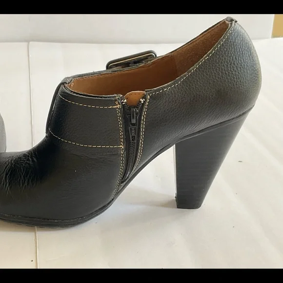 Softshoe black ankle leather boots. Size 8.5. In excellent condition. - Picture 9 of 10